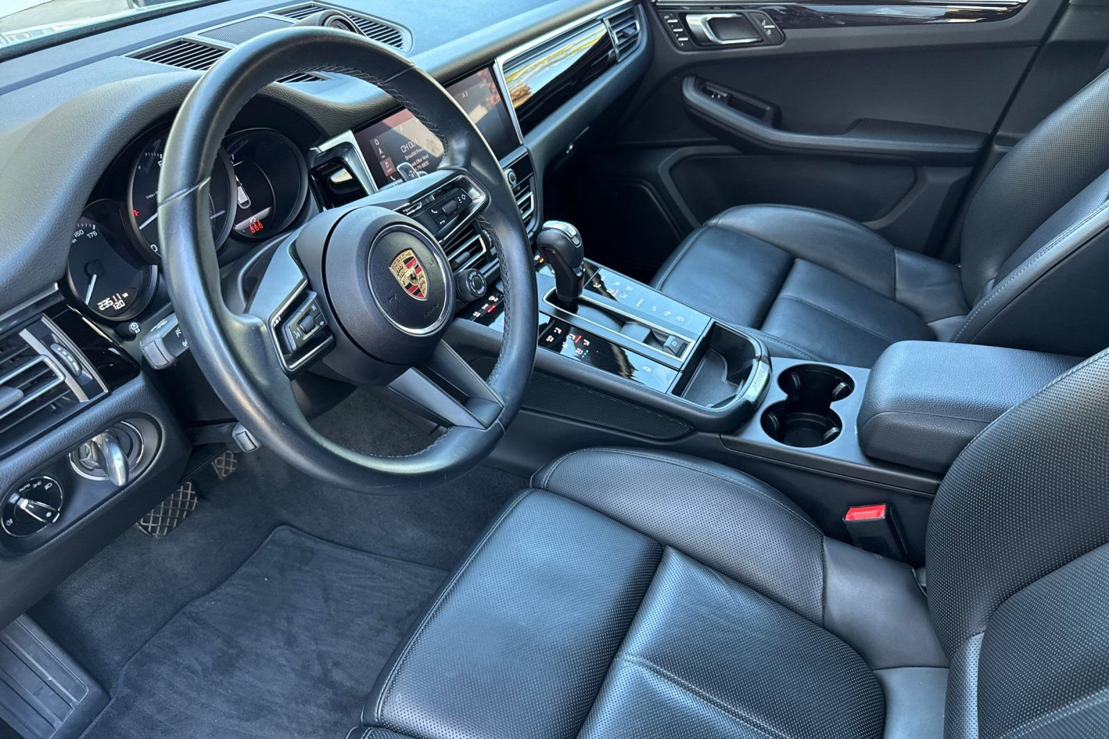 Used 2024 Porsche Macan AWD/4WD image 9