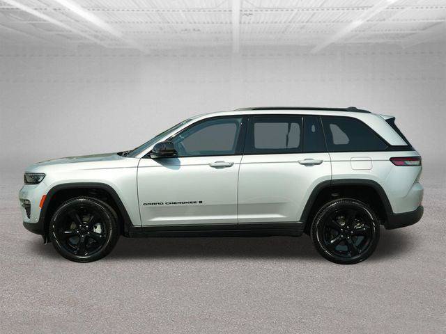 Certified 2025 Jeep Grand Cherokee Limited w/ Luxury Tech Group II AWD/4WD image 4