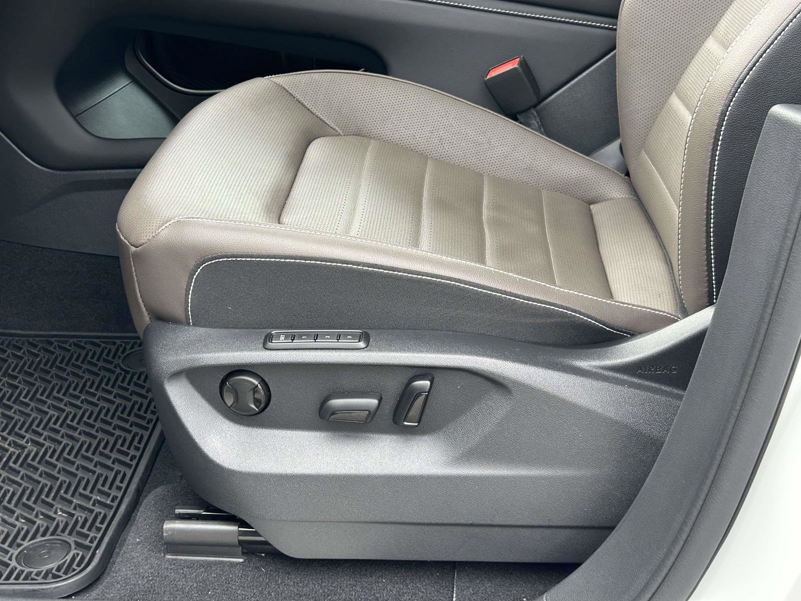 Used 2025 Volkswagen Atlas SEL image 21