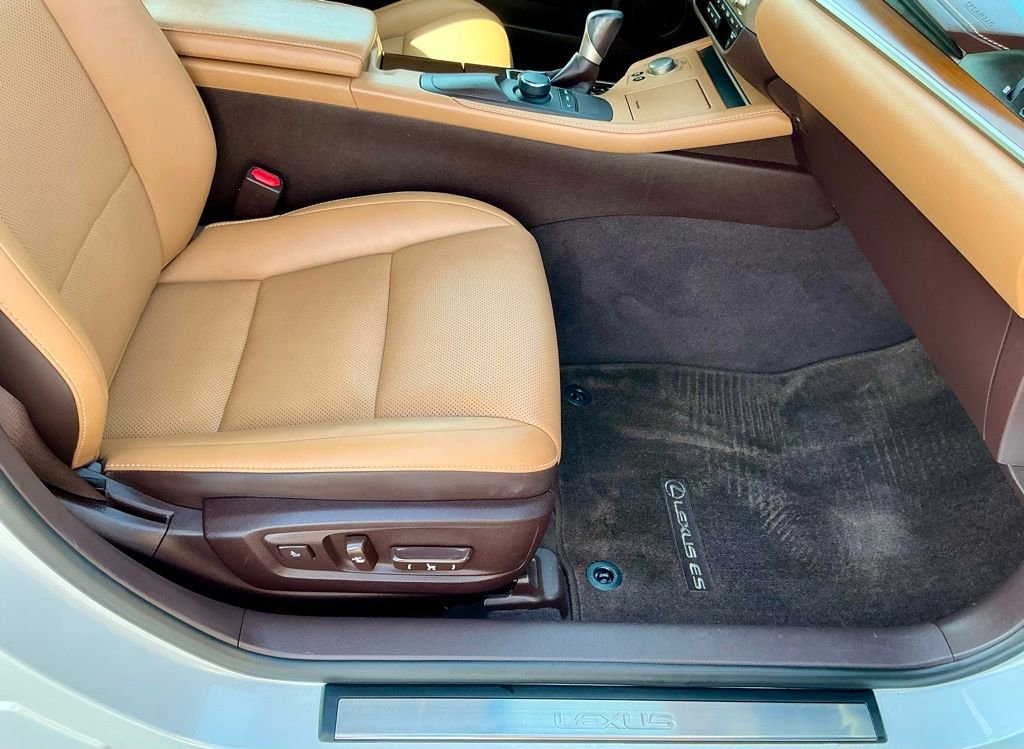 Used 2016 Lexus ES 300h w/ Premium Package w/Wood Trim image 23