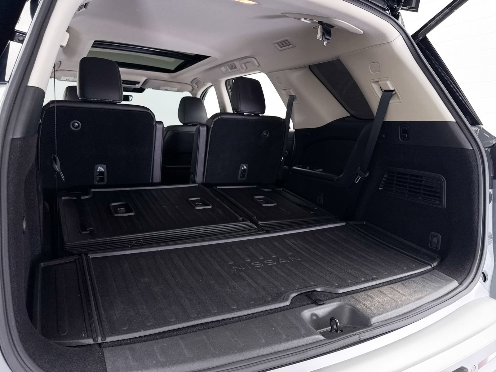 Used 2024 Nissan Pathfinder Platinum FWD image 34