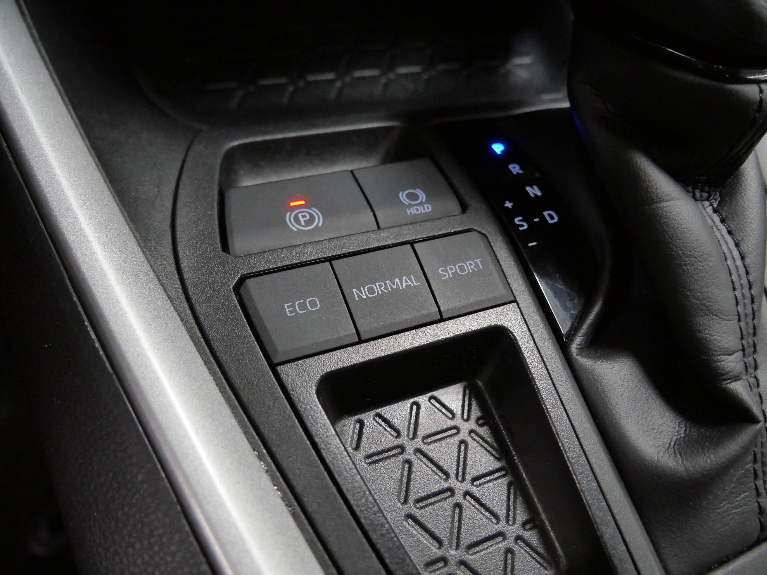 Certified 2025 Toyota RAV4 XLE FWD image 31