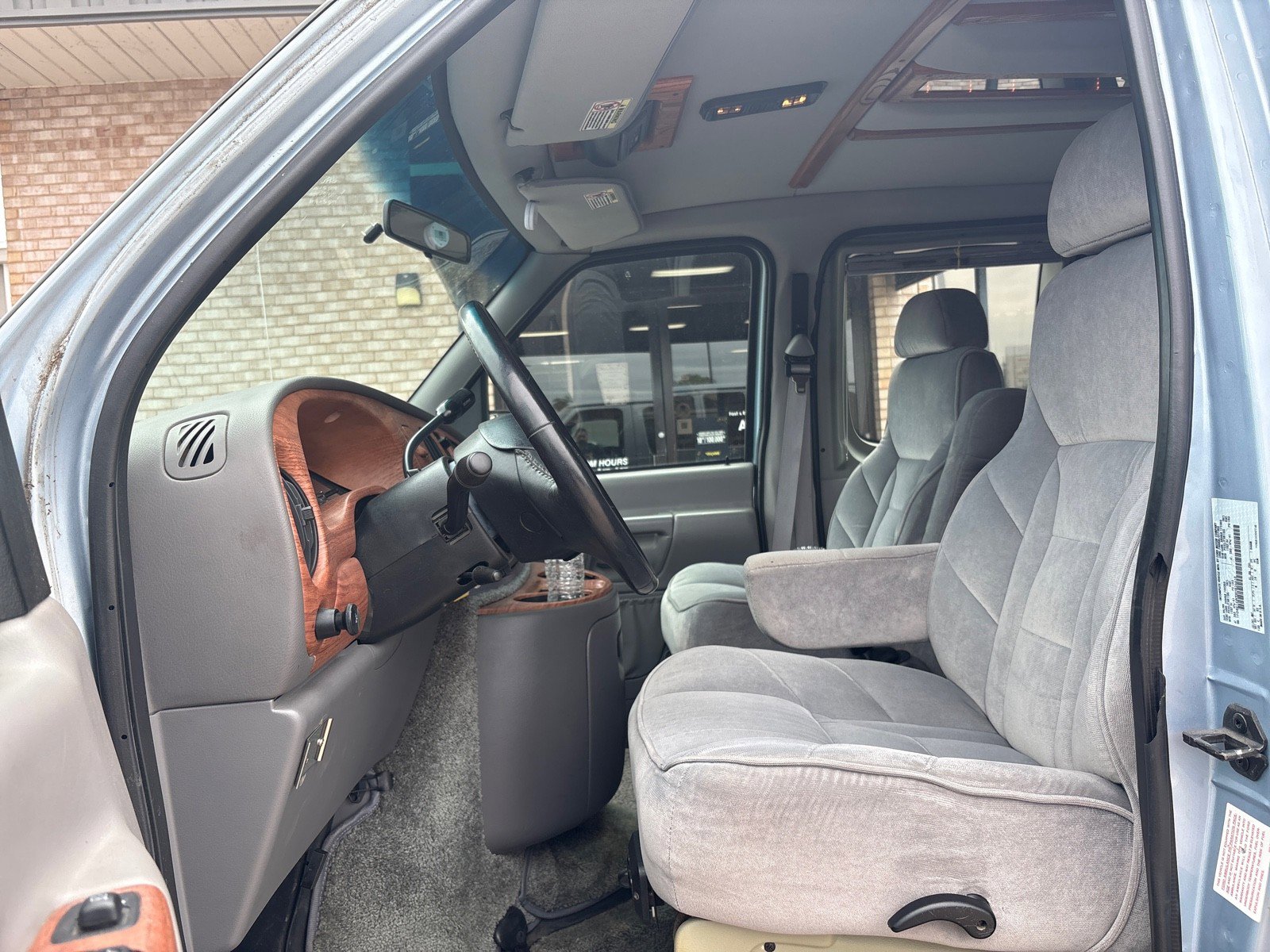 Used 1999 Ford E-150 and Econoline 150 RWD image 3