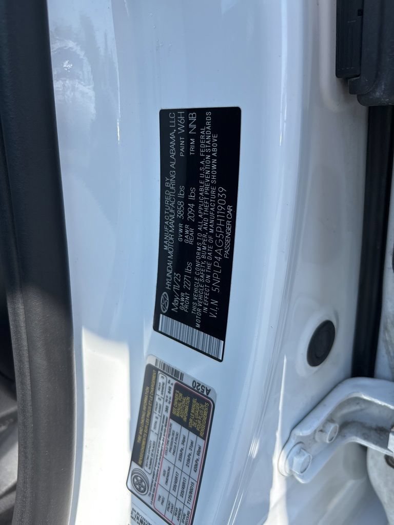 Used 2023 Hyundai Elantra Limited FWD image 12