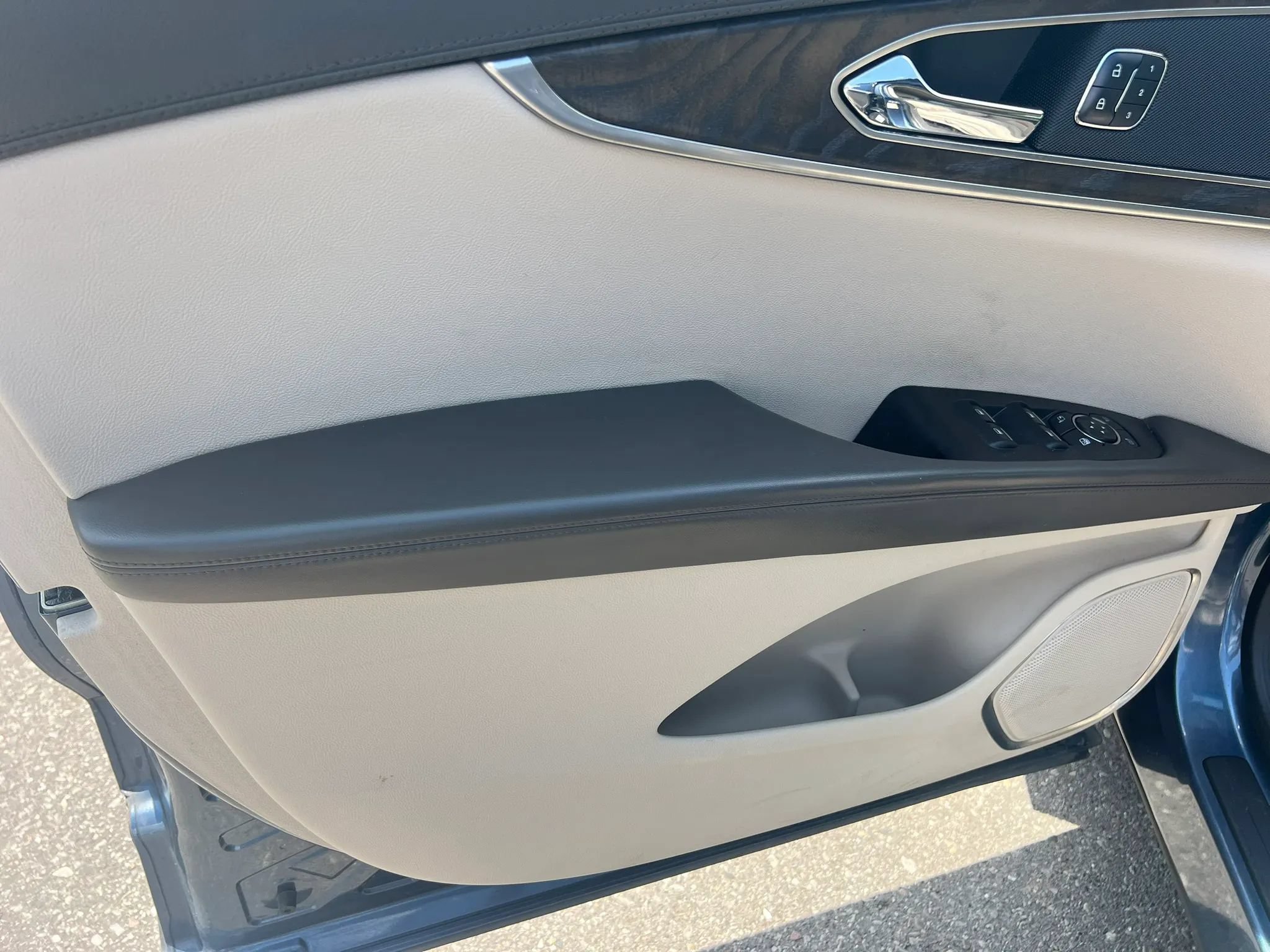 Used 2018 Lincoln MKX Select w/ Select Plus Package AWD/4WD image 17