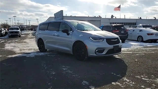 Used 2024 Chrysler Pacifica Touring-L image 2