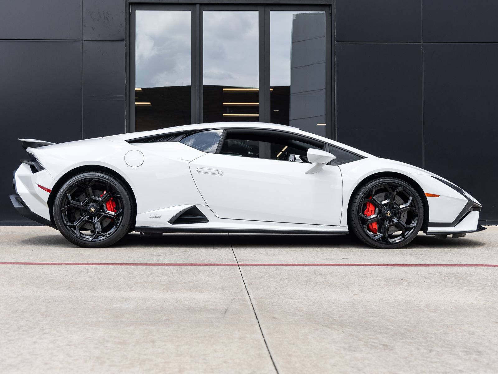 Used 2023 Lamborghini Huracan Tecnica image 11