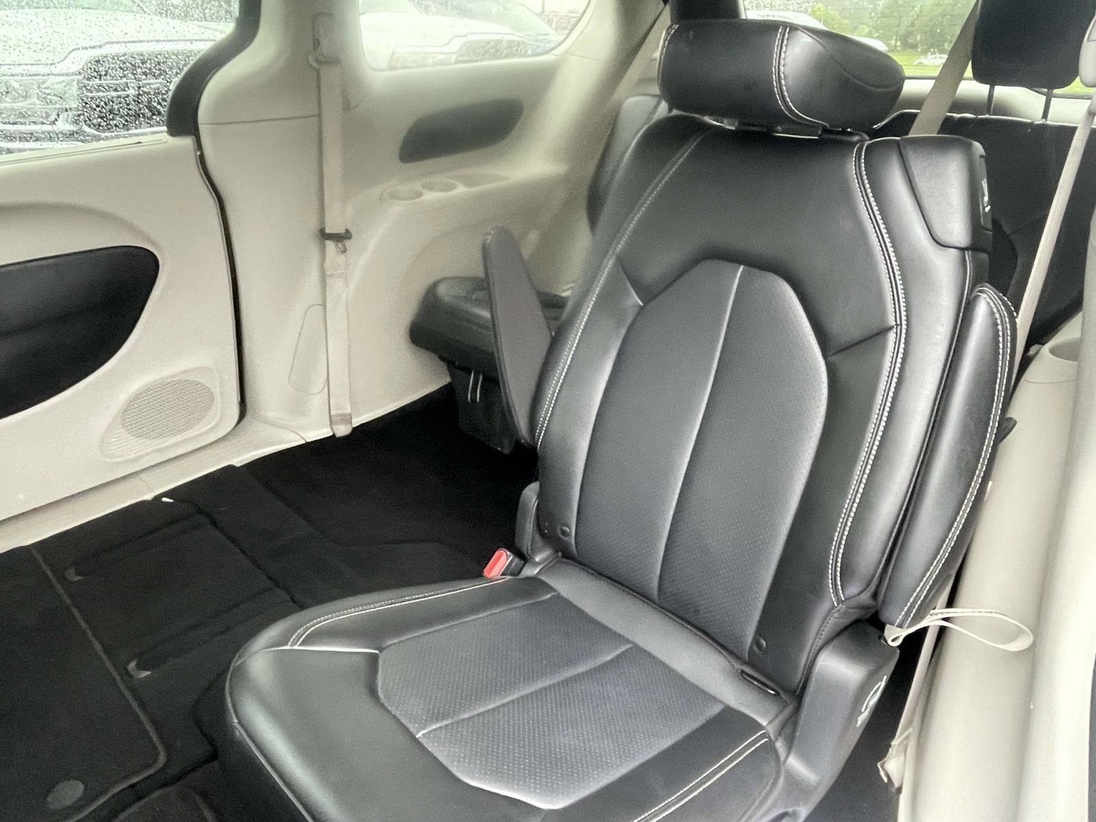 Certified 2024 Chrysler Pacifica Touring-L image 12