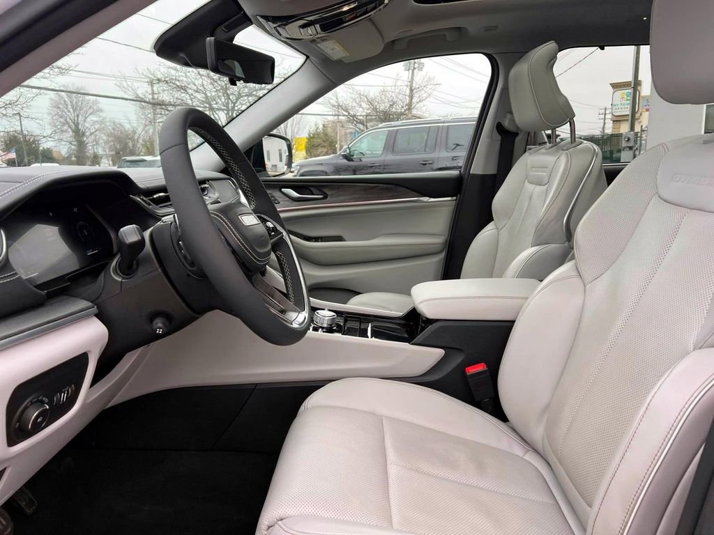 Certified 2023 Jeep Grand Cherokee L Overland w/ Luxury Tech Group IV AWD/4WD image 18