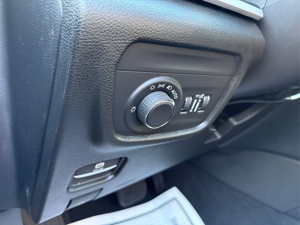 Used 2025 Jeep Grand Cherokee Altitude image 38