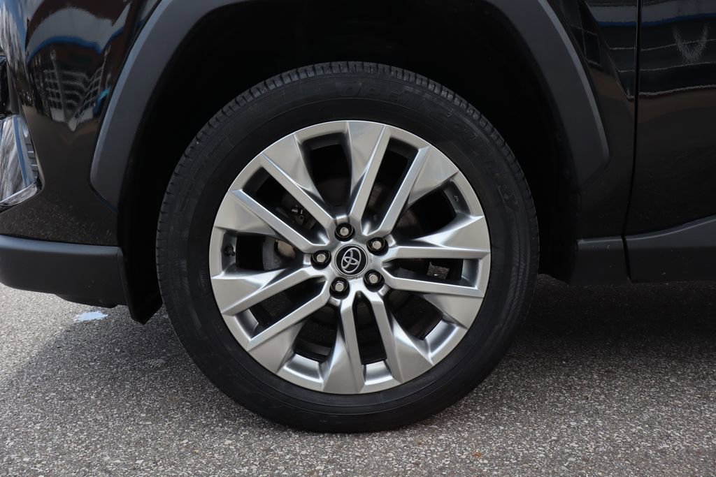 Used 2020 Toyota RAV4 XLE Premium image 28