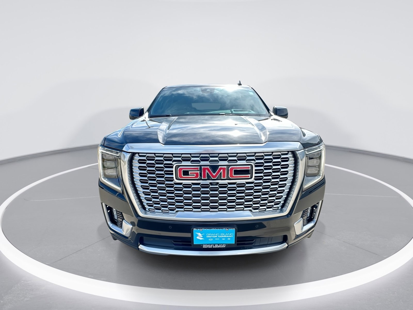 Used 2024 GMC Yukon Denali w/ Advanced Technology Package AWD/4WD image 3