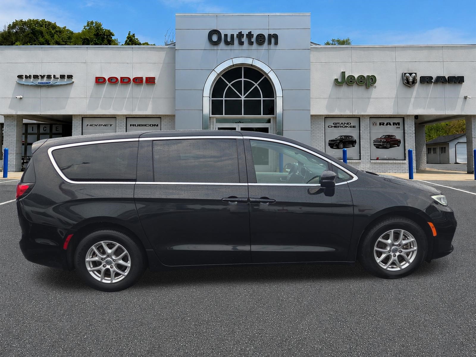 Certified 2023 Chrysler Pacifica Touring-L FWD image 2