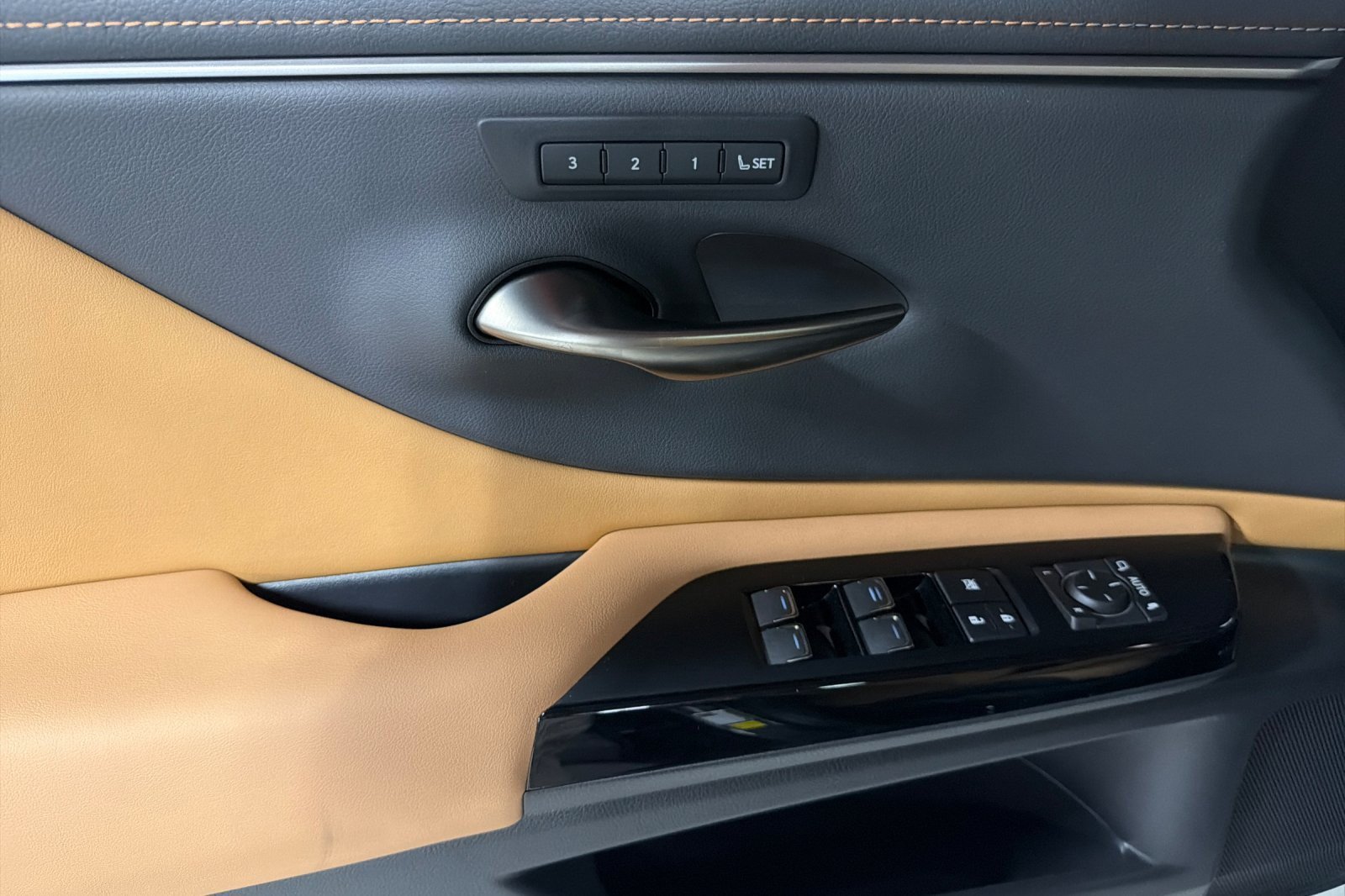 Used 2024 Lexus ES 350 w/ Premium Package FWD image 10
