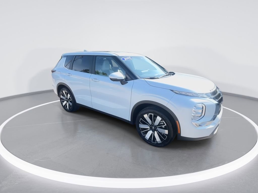 New 2025 Mitsubishi Outlander SE image 2
