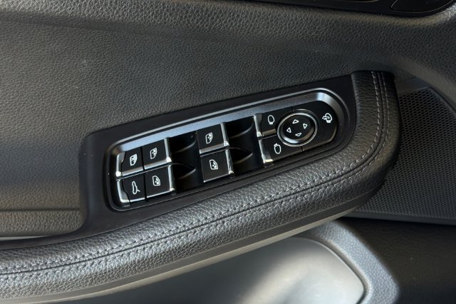 Used 2024 Porsche Macan AWD/4WD image 12