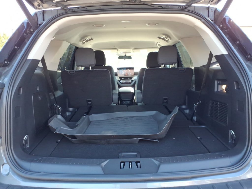 Used 2025 Ford Explorer Active AWD/4WD image 17