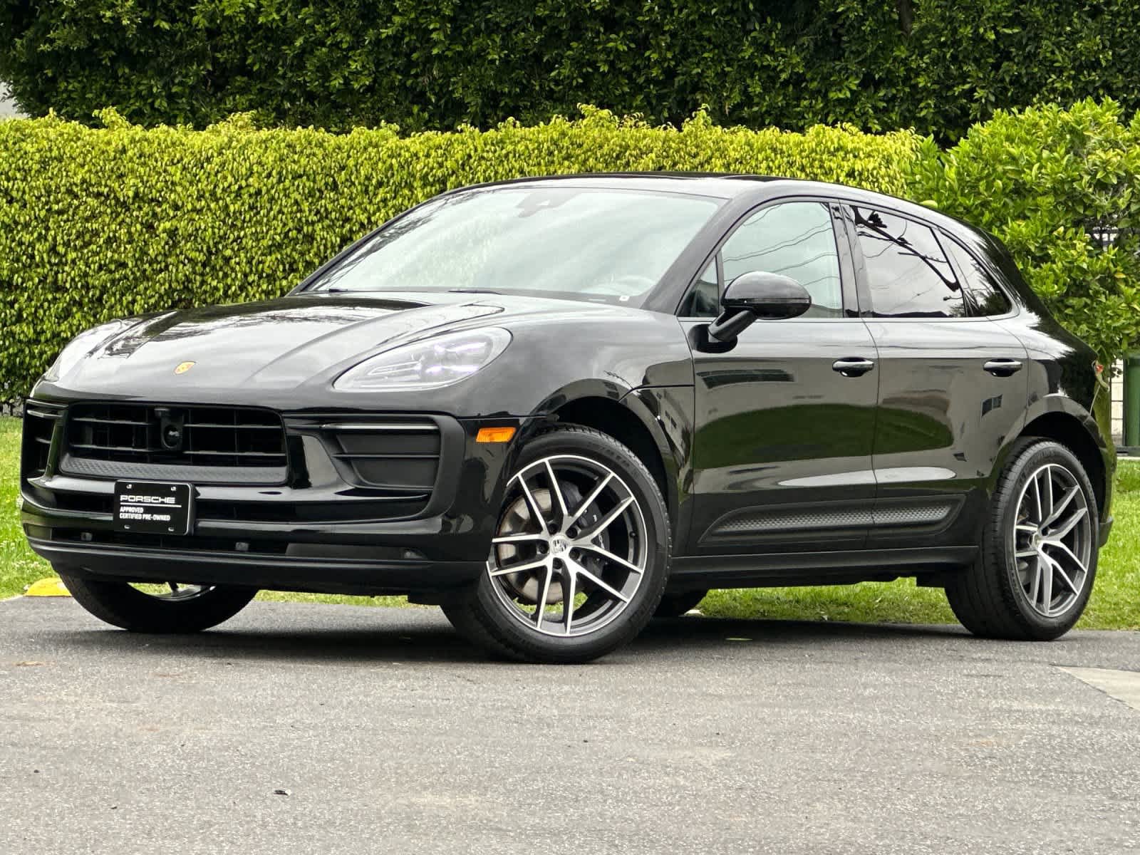 Certified 2025 Porsche Macan AWD/4WD image 1