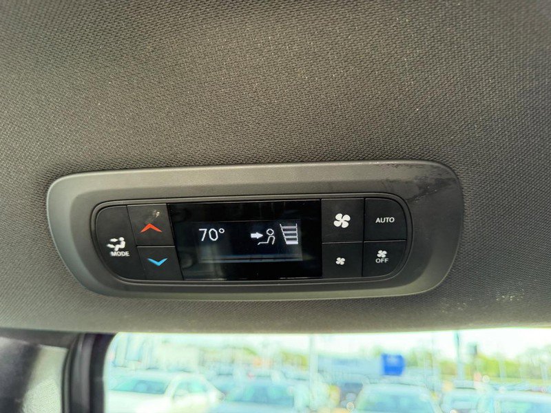 Used 2025 Chrysler Pacifica Select FWD image 11