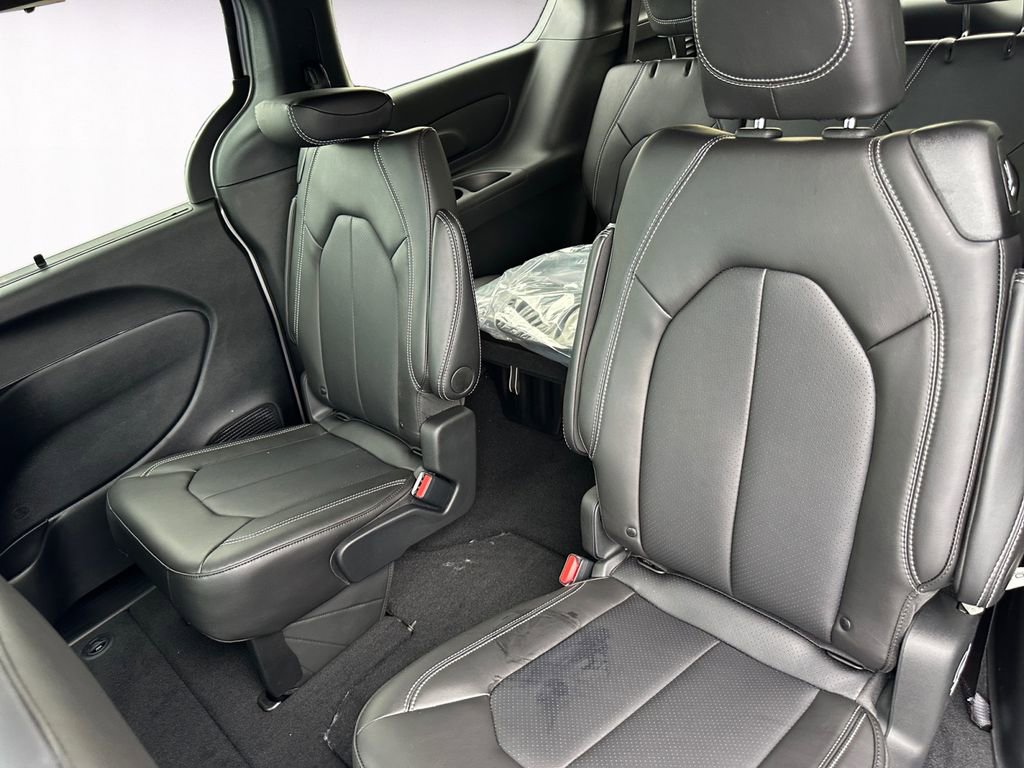 New 2026 Chrysler Pacifica Select image 13
