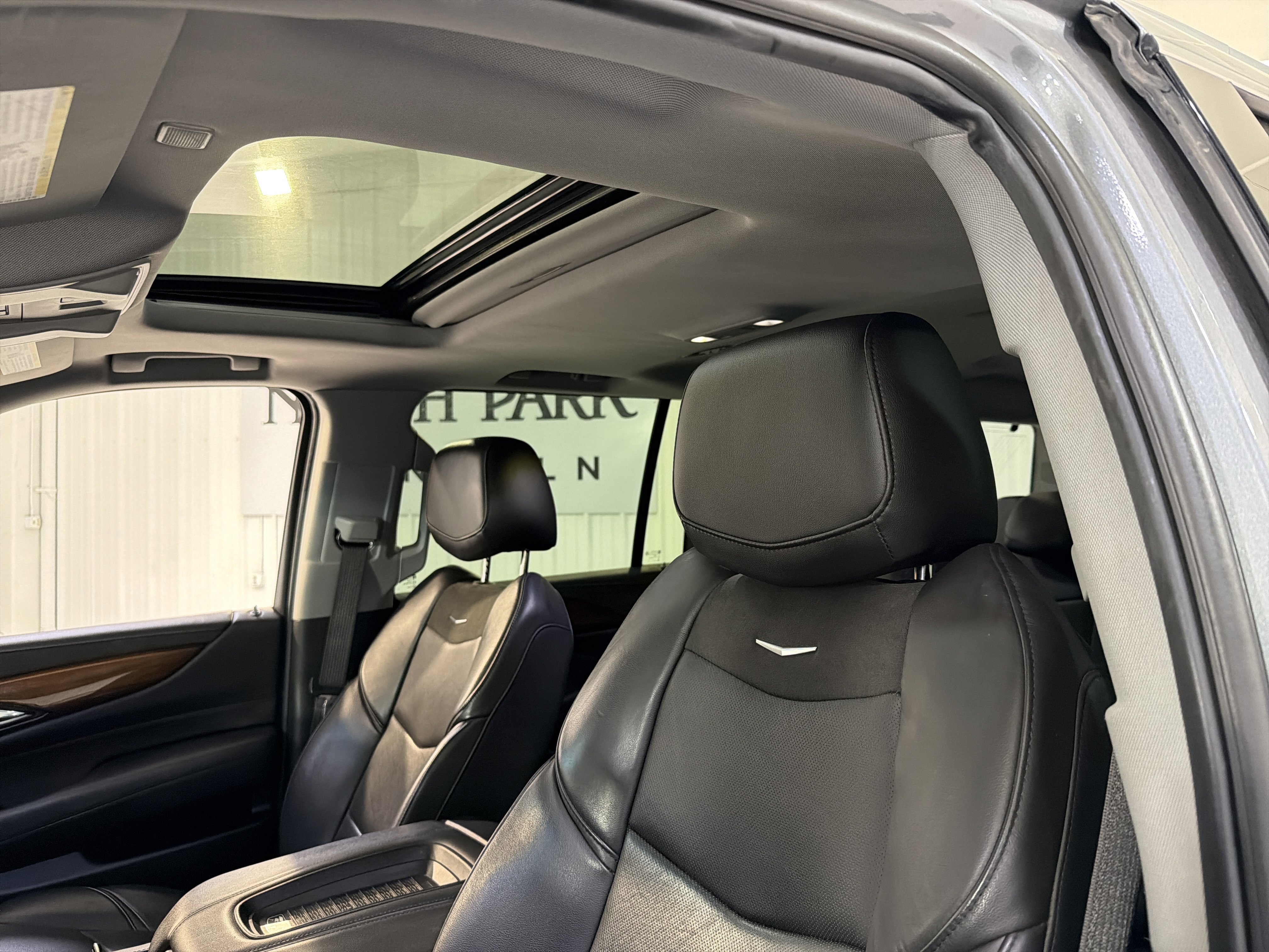 Used 2020 Cadillac Escalade ESV Luxury AWD/4WD image 10