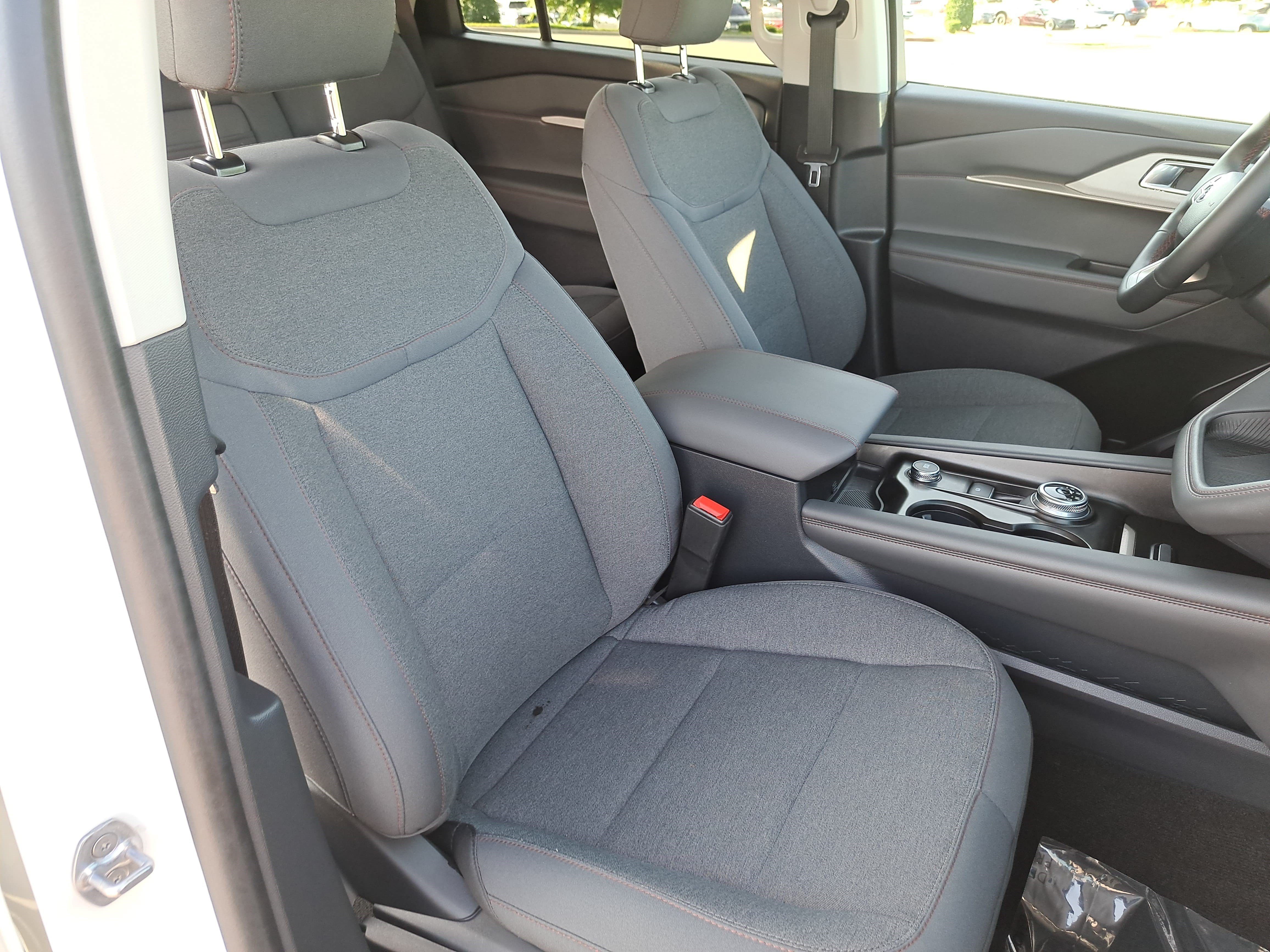 Used 2025 Ford Explorer Active AWD/4WD image 10