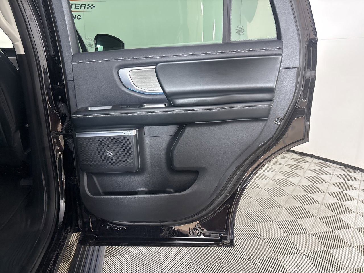 Used 2025 Ford Expedition Platinum image 25