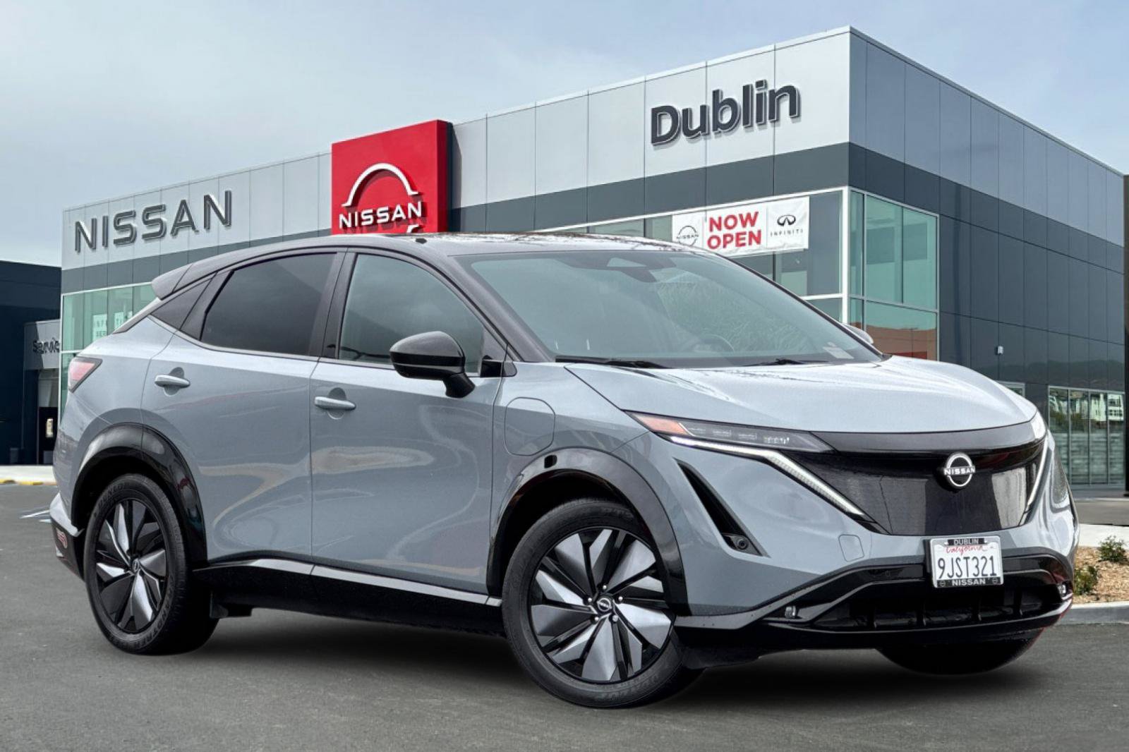 Used 2023 Nissan Ariya AWD image 2