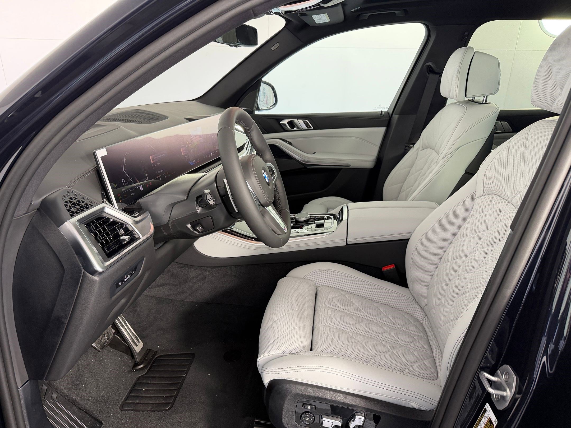 New 2026 BMW X5 xDrive40i w/ M Sport Package AWD/4WD image 5