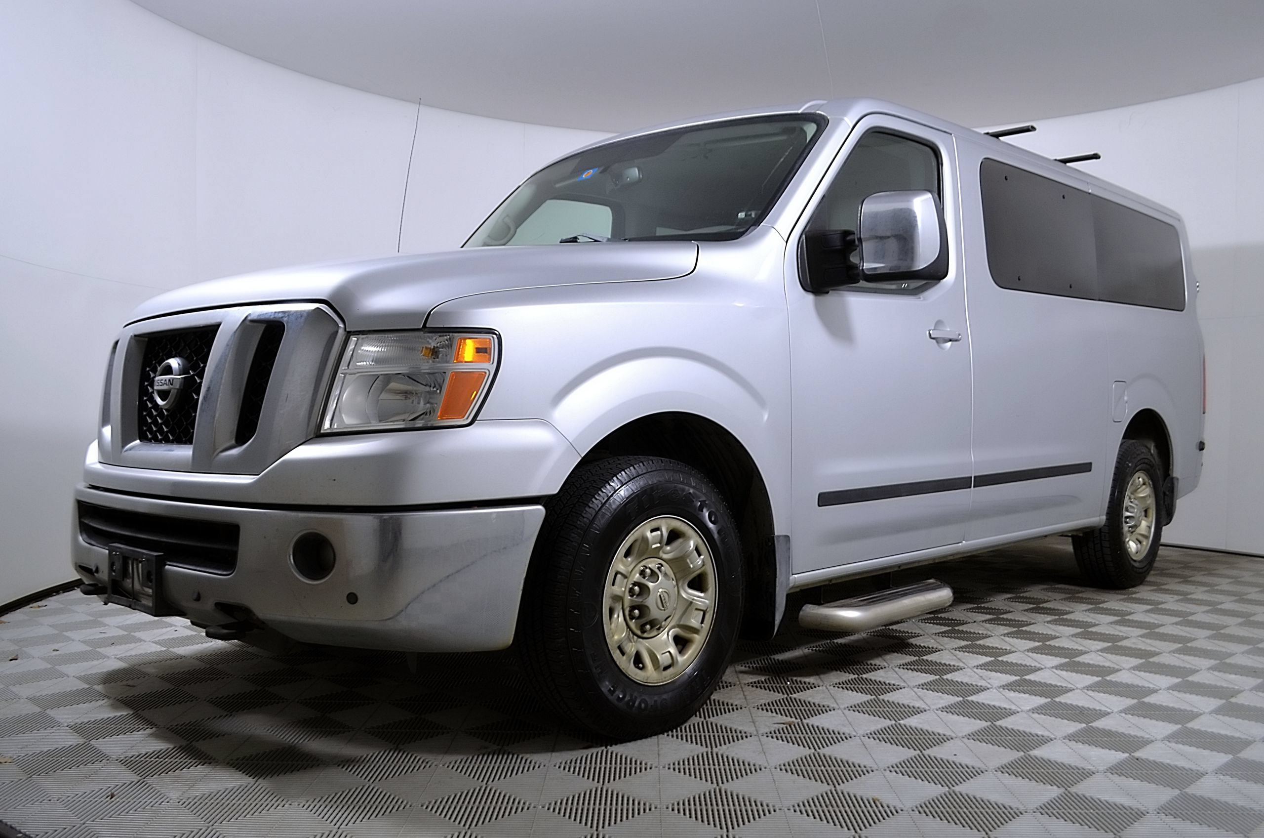 Used 2017 Nissan NV 3500 SL RWD image 2