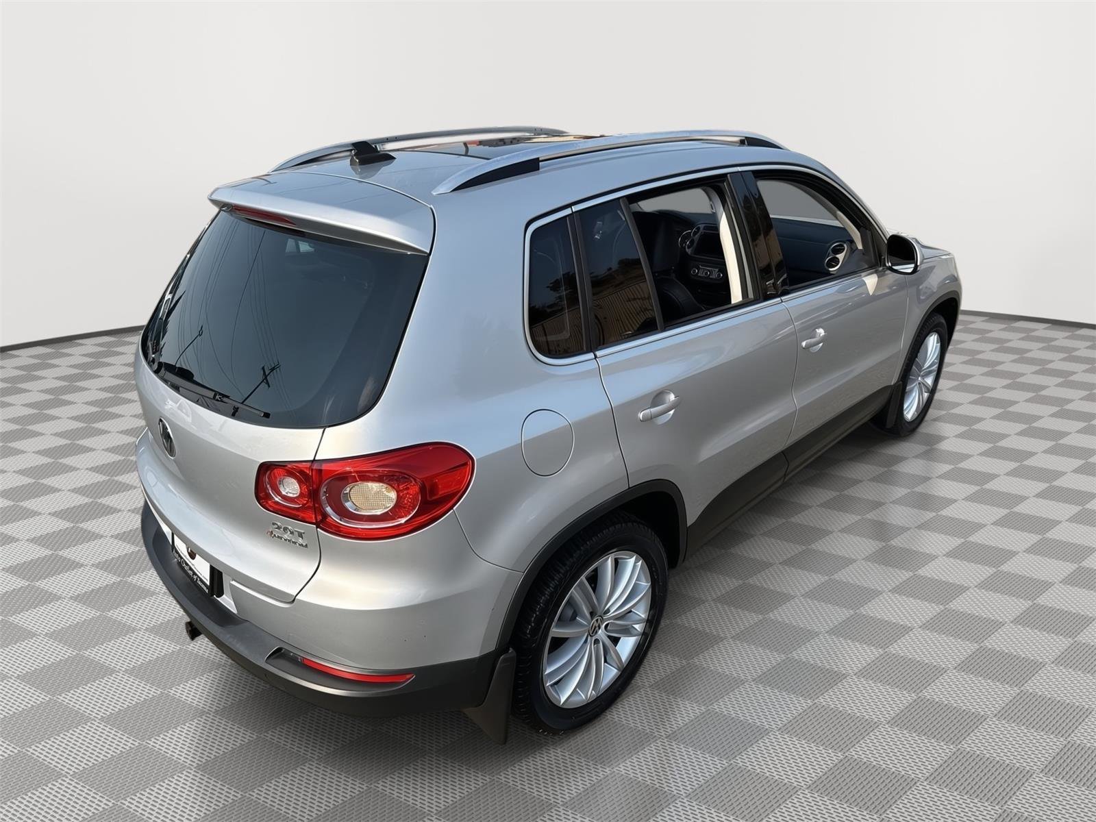 Used 2011 Volkswagen Tiguan SE image 9