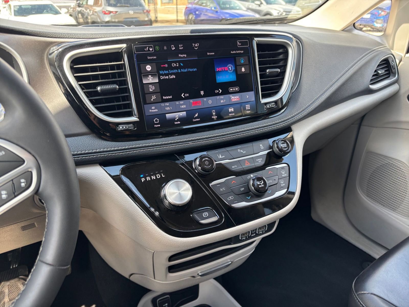 Used 2023 Chrysler Pacifica Touring-L FWD image 17