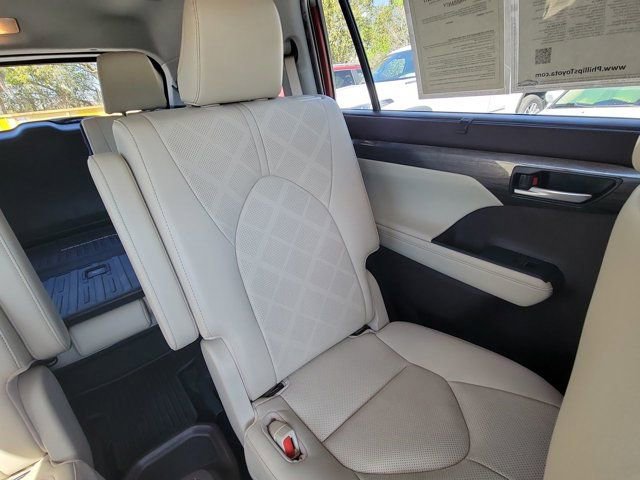 Used 2022 Toyota Highlander Platinum image 6