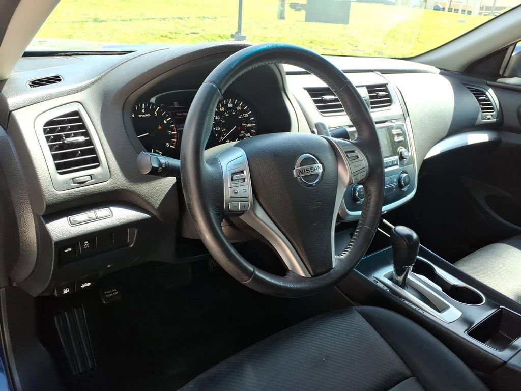 Used 2017 Nissan Altima 2.5 SR w/ LED Appearance Package FWD image 14
