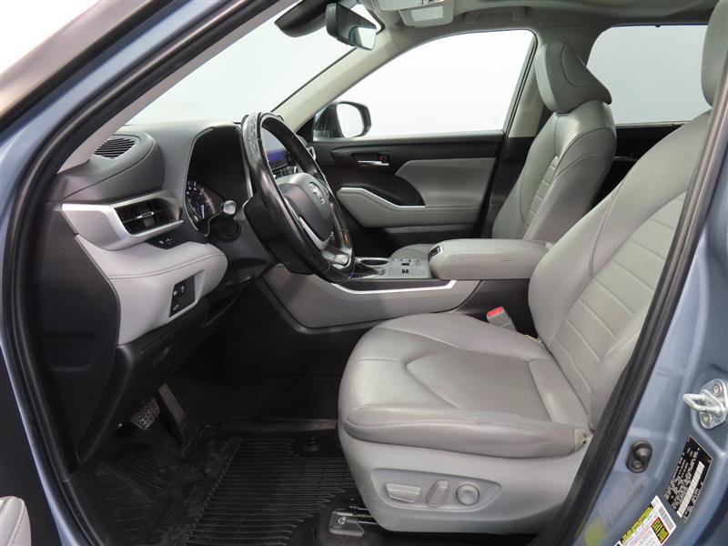 Used 2023 Toyota Highlander XLE FWD image 13