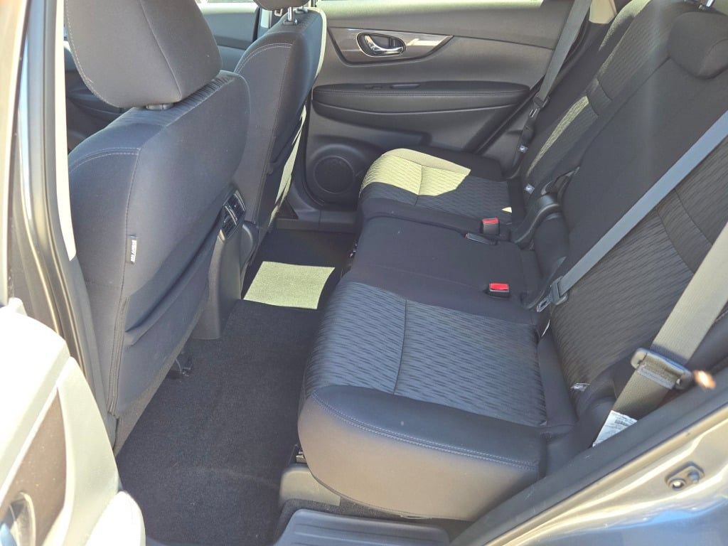 Used 2018 Nissan Rogue SV FWD image 15