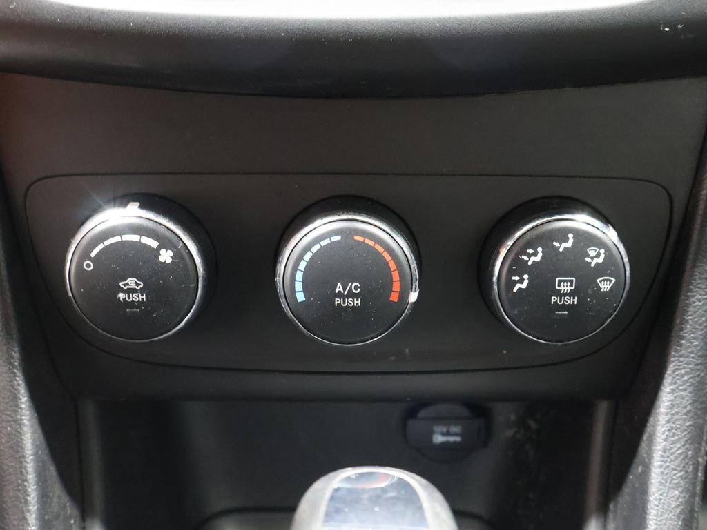 Used 2014 Dodge Avenger SE image 25