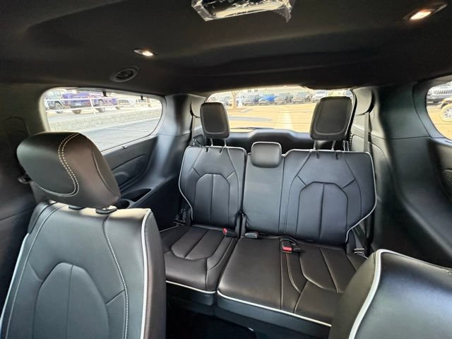 New 2026 Chrysler Pacifica Limited w/ Uconnect Theater Family Group FWD image 23