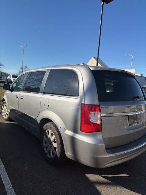 Used 2014 Chrysler Town & Country Touring image 10
