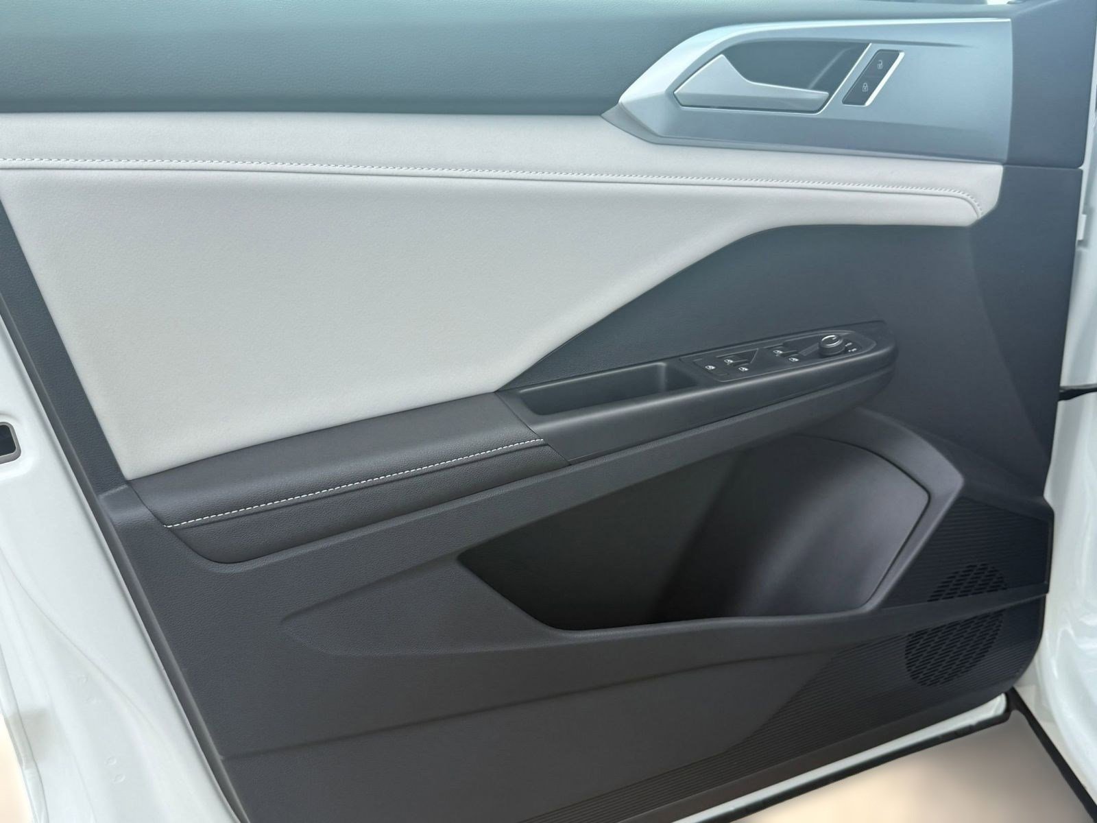 New 2026 Volkswagen Taos SE image 19