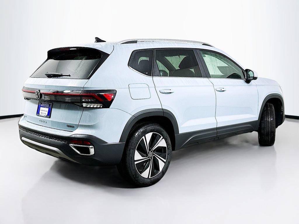 Used 2025 Volkswagen Taos SE w/ Panoramic Sunroof Package AWD/4WD image 7