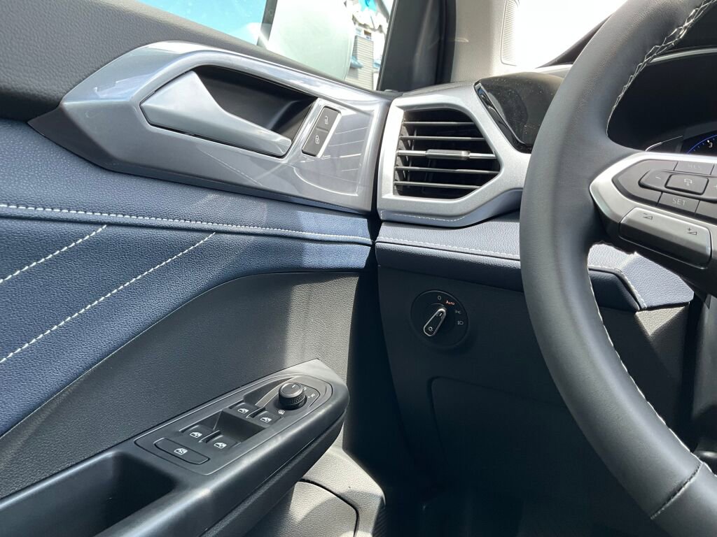 New 2025 Volkswagen Taos SEL image 22