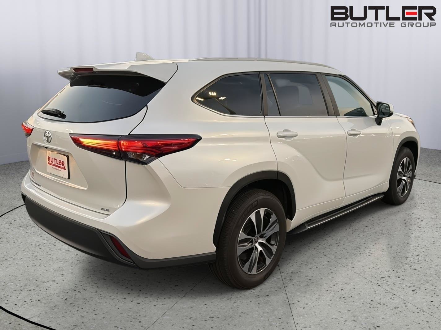 Certified 2023 Toyota Highlander XLE FWD image 6