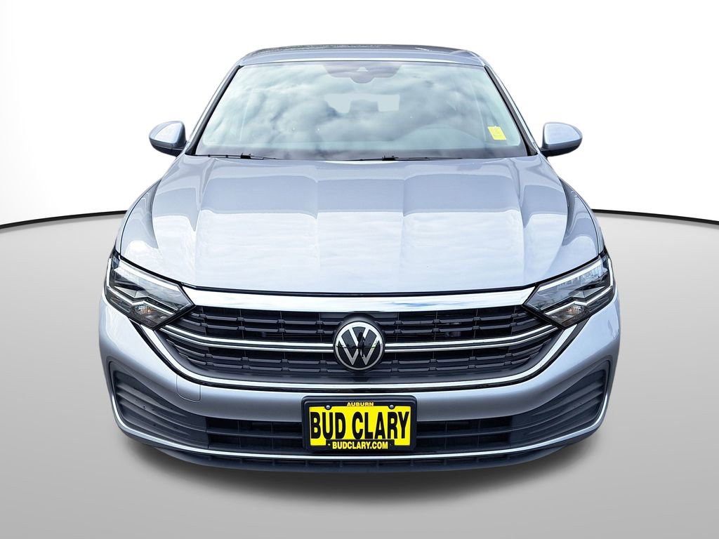 Used 2024 Volkswagen Jetta SE image 2