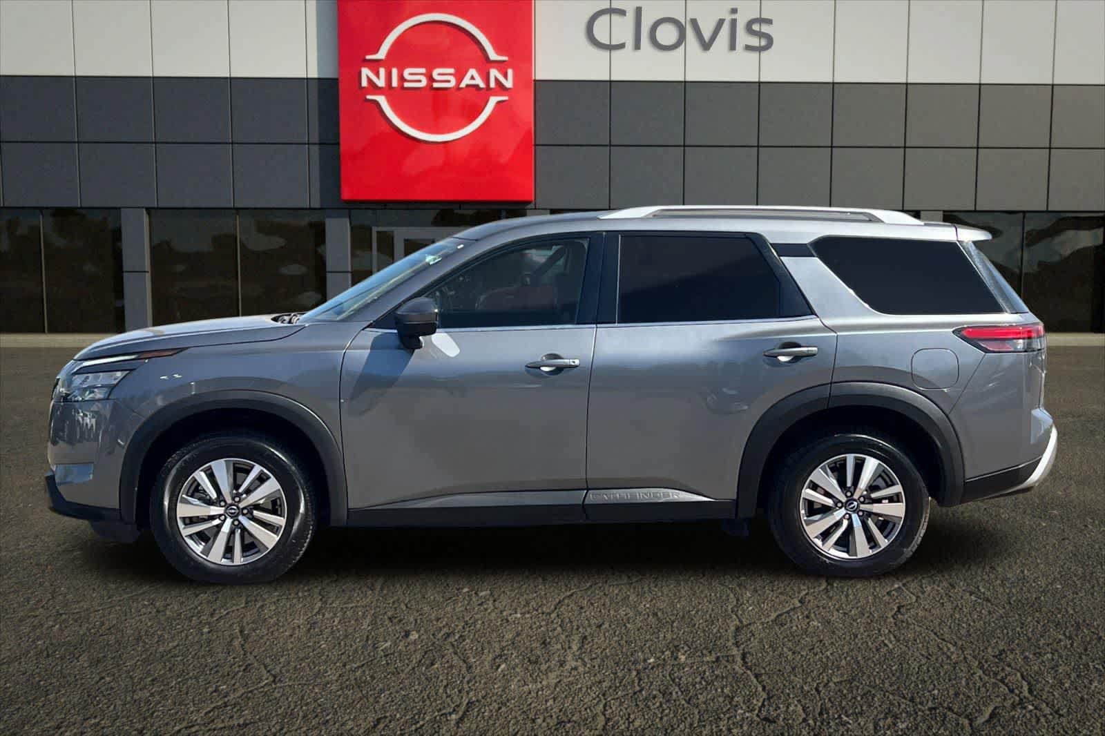 Used 2025 Nissan Pathfinder SL FWD image 6