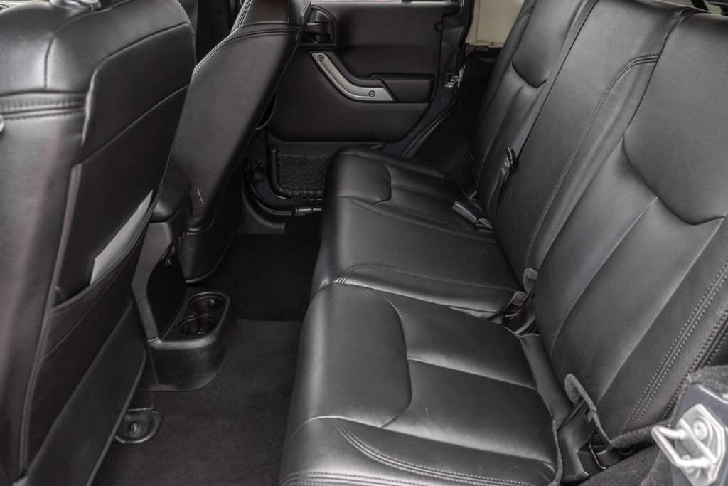 Used 2017 Jeep Wrangler Unlimited Sahara w/ Connectivity Group AWD/4WD image 27
