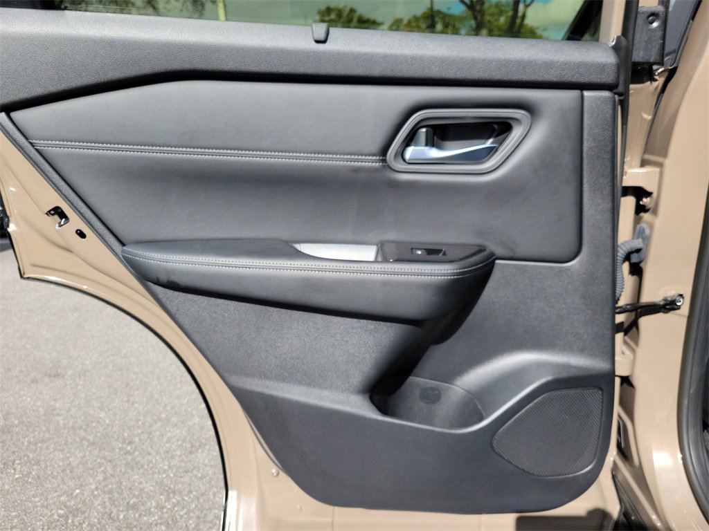 Used 2024 Nissan Rogue SV w/ SV Premium Package image 10