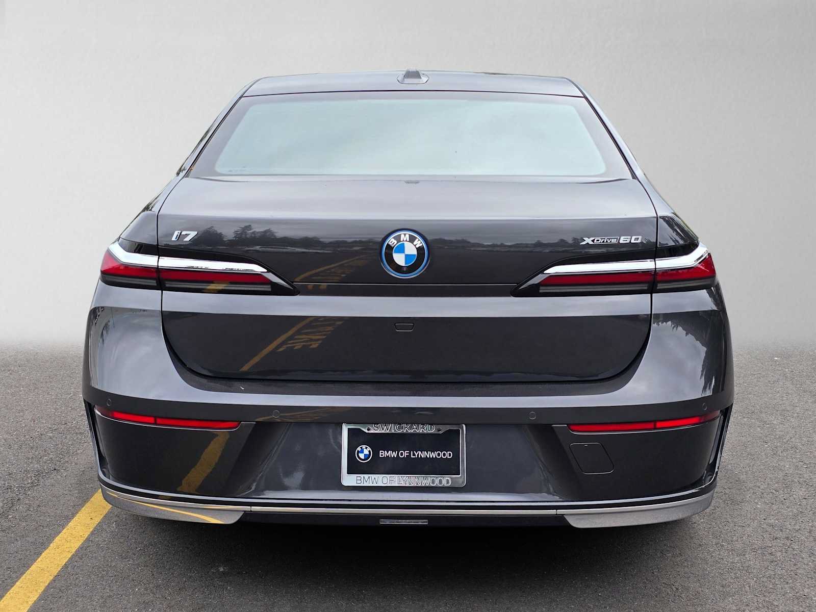 Used 2023 BMW i7 xDrive60 AWD/4WD image 4