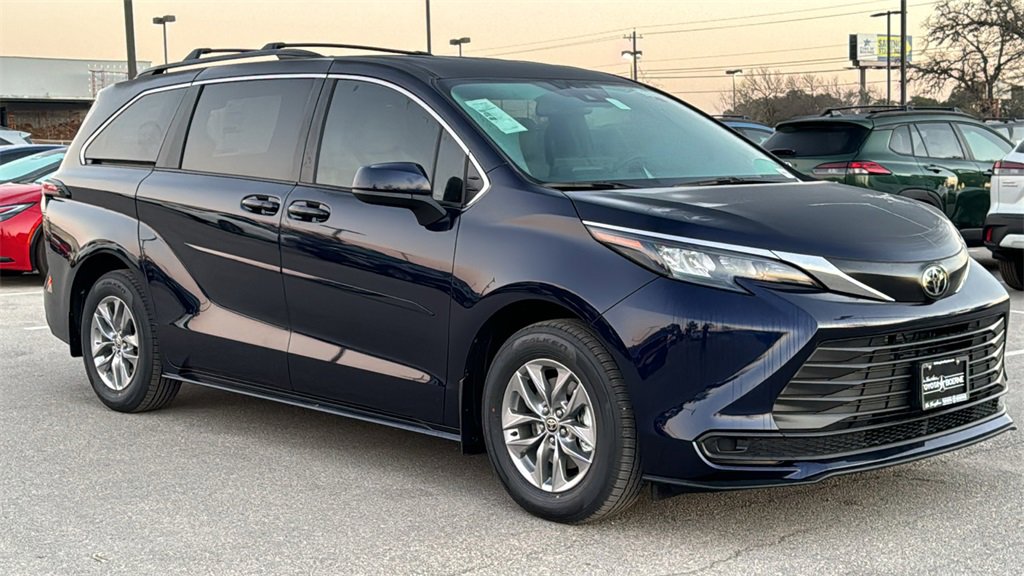 New 2026 Toyota Sienna LE image 3