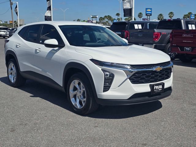 Used 2025 Chevrolet Trax LS w/ LS Convenience Package image 4